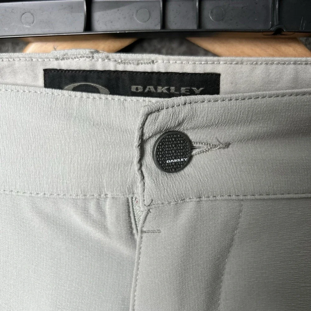 Oakley Pants Men 34x32 Gray Khaki Performance Golf Slacks Casual Logo